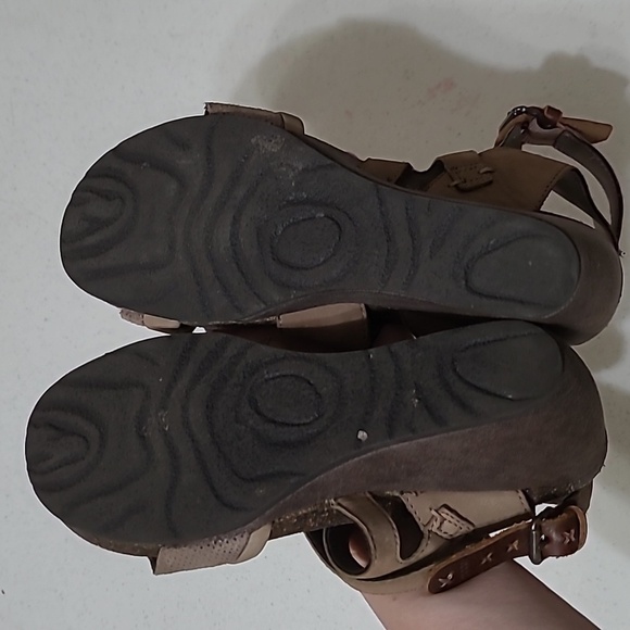 OTBT "Freedom" Women's Tan Wedge Sandals size 8 - Picture 9 of 11